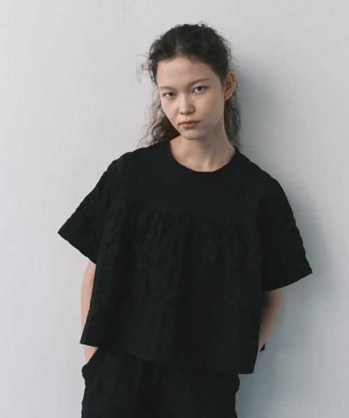 MAIS(マイス)の「A LINE RIPPLE CROP SHIRTS(シャツ/ブラウス・レディース・ブラック・FREE)」の2枚目の写真