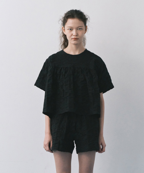 MAIS(マイス)の「A LINE RIPPLE CROP SHIRTS(シャツ/ブラウス・レディース・ブラック・FREE)」の3枚目の写真