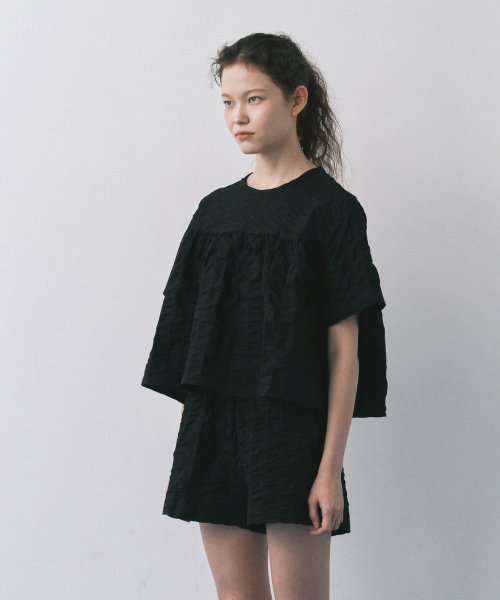 MAIS(マイス)の「A LINE RIPPLE CROP SHIRTS(シャツ/ブラウス・レディース・ブラック・FREE)」の4枚目の写真