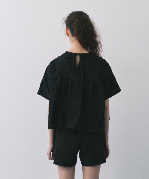 MAIS(マイス)の「A LINE RIPPLE CROP SHIRTS(シャツ/ブラウス・レディース・ブラック・FREE)」の5枚目の写真