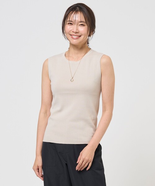 J.PRESS(ジェイプレス)の「【レイヤードスタイルに】FINE COTTON SLEEVELESS タンクトップ(タンクトップ・レディース・ブラック系/シルバー系/ベージュ系/ホワイト系・MEDIUM/LARGE)」の3枚目の写真