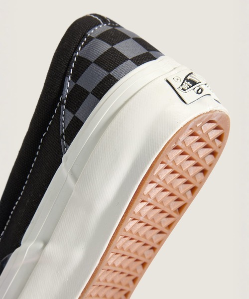 VANS（バンズ）の「VANS PREMIUM スリッポン / LX Classic Slip-On 98 CHECKERBOARD Steel Shadow VN000D9PFSM1（スリッポン・メンズ・ブラック×グレー・4/4.5/5/5.5/6/7.5/8/8.5/9/9.5/10/10.5/11/11.5/12/6.5/7）」の6枚目の写真