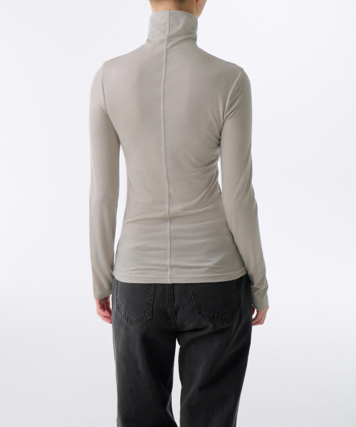MUSINSA STANDARD WOMAN（ムシンサスタンダードウーマン）の「ウィメンズウールテンセルスリムタートルネック長袖Tシャツ[ライトウォームグレー]（Tシャツ/カットソー・レディース・その他・LARGE/X-SMALL/SMALL/MEDIUM）」の2枚目の写真