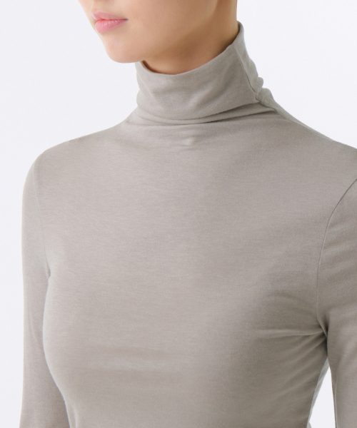 MUSINSA STANDARD WOMAN（ムシンサスタンダードウーマン）の「ウィメンズウールテンセルスリムタートルネック長袖Tシャツ[ライトウォームグレー]（Tシャツ/カットソー・レディース・その他・LARGE/X-SMALL/SMALL/MEDIUM）」の3枚目の写真