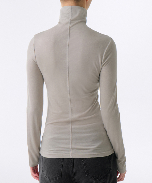 MUSINSA STANDARD WOMAN（ムシンサスタンダードウーマン）の「ウィメンズウールテンセルスリムタートルネック長袖Tシャツ[ライトウォームグレー]（Tシャツ/カットソー・レディース・その他・LARGE/X-SMALL/SMALL/MEDIUM）」の4枚目の写真