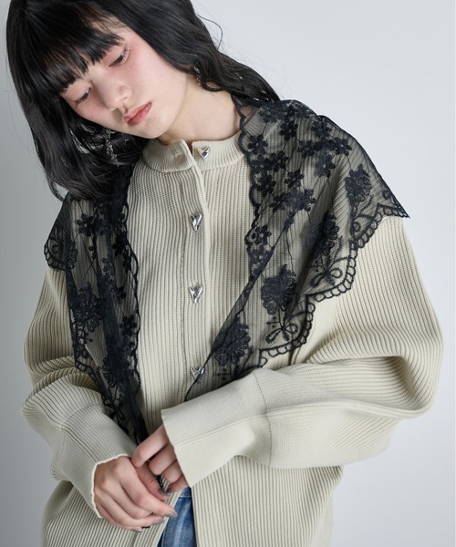 THE YOn（ザヨン）の「チュールフラワーレーストライアングルスカーフ（バンダナ/スカーフ・レディース・ブラック/オフホワイト・FREE）」の2枚目の写真