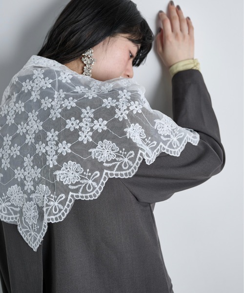 THE YOn（ザヨン）の「チュールフラワーレーストライアングルスカーフ（バンダナ/スカーフ・レディース・ブラック/オフホワイト・FREE）」の3枚目の写真