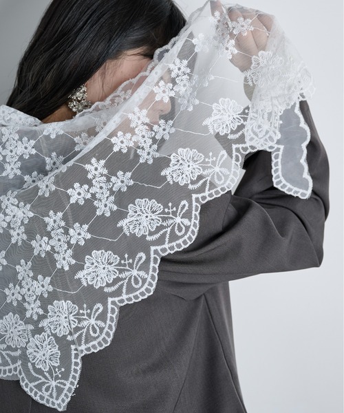 THE YOn（ザヨン）の「チュールフラワーレーストライアングルスカーフ（バンダナ/スカーフ・レディース・ブラック/オフホワイト・FREE）」の7枚目の写真