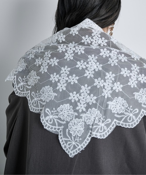 THE YOn（ザヨン）の「チュールフラワーレーストライアングルスカーフ（バンダナ/スカーフ・レディース・ブラック/オフホワイト・FREE）」の4枚目の写真