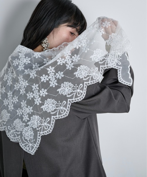 THE YOn（ザヨン）の「チュールフラワーレーストライアングルスカーフ（バンダナ/スカーフ・レディース・ブラック/オフホワイト・FREE）」の5枚目の写真