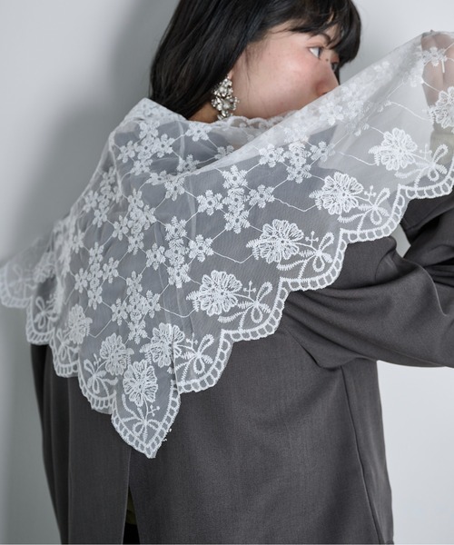 THE YOn（ザヨン）の「チュールフラワーレーストライアングルスカーフ（バンダナ/スカーフ・レディース・ブラック/オフホワイト・FREE）」の6枚目の写真