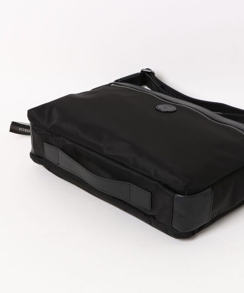 Orobianco(オロビアンコ)の「ショルダーバッグ ソロペルテ 7L A4サイズ レザー 92969(ショルダーバッグ・メンズ・グリーン/ブラック/ネイビー・FREE)」の5枚目の写真