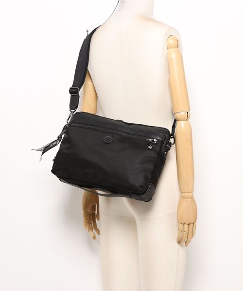 Orobianco(オロビアンコ)の「ショルダーバッグ ソロペルテ 7L A4サイズ レザー 92969(ショルダーバッグ・メンズ・グリーン/ブラック/ネイビー・FREE)」の7枚目の写真