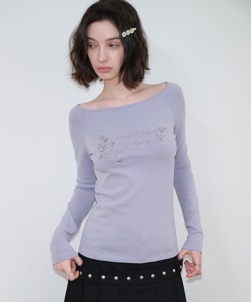 SOLWEIGE（ソルヴェイグ）の「【SOLWEIGE】ローズ刺繍 ネックラインデザイン 長袖Tシャツ（Tシャツ/カットソー・レディース・ラベンダー/アイボリー・S/M/L）」の3枚目の写真