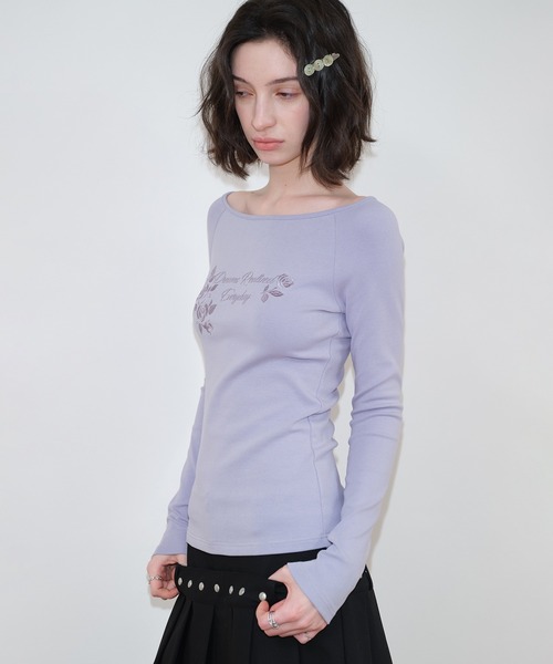 SOLWEIGE（ソルヴェイグ）の「【SOLWEIGE】ローズ刺繍 ネックラインデザイン 長袖Tシャツ（Tシャツ/カットソー・レディース・ラベンダー/アイボリー・S/M/L）」の4枚目の写真