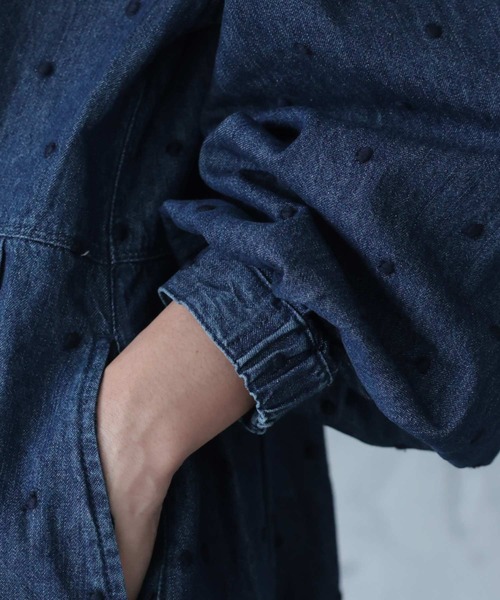 soulberry(ソウルベリー)の「雨つぶ刺繍のデニムワンピース(ワンピース・レディース・ネイビー・L/M/5L/4L/3L/LL)」の4枚目の写真