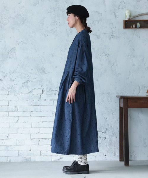 soulberry(ソウルベリー)の「雨つぶ刺繍のデニムワンピース(ワンピース・レディース・ネイビー・L/M/5L/4L/3L/LL)」の6枚目の写真