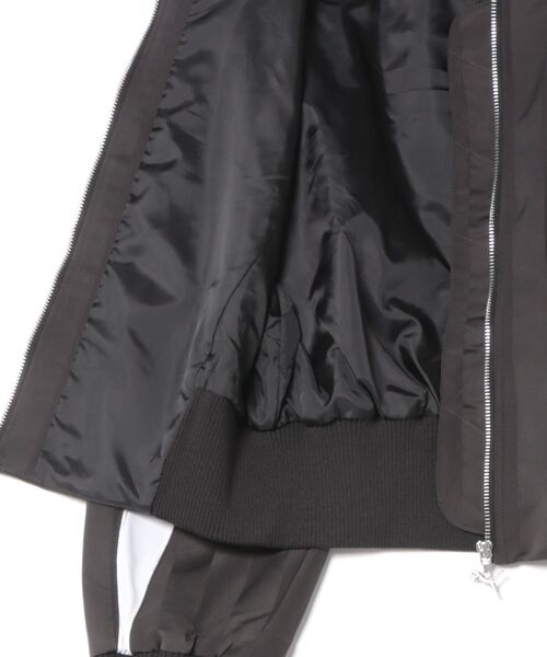 PUMA(プーマ)の「PUMA/プーマ ショート丈 トラックジャケット FUTURE.PUMA.ARCHIVE JKT 636853(その他アウター・レディース・レッド/ブラック・M)」の4枚目の写真
