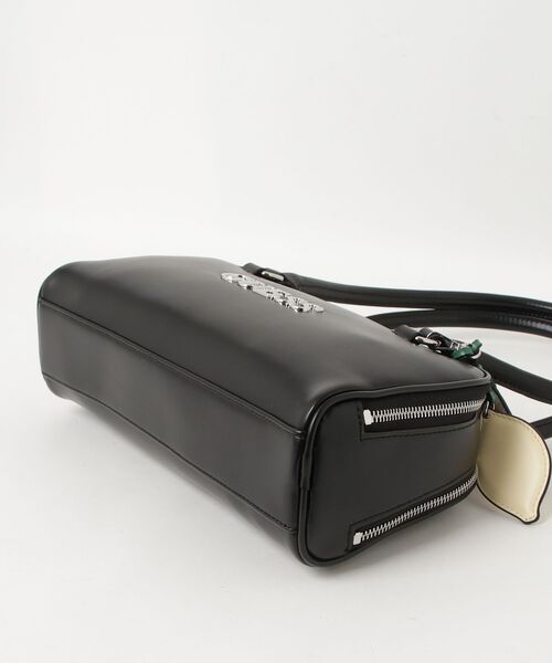 Guess（ゲス）の「CARLA Shoulder Satchel ショルダーバッグ（ショルダーバッグ・レディース・ブラック・ONE SIZE）」の11枚目の写真