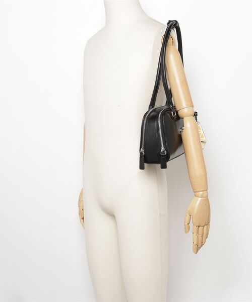 Guess（ゲス）の「CARLA Shoulder Satchel ショルダーバッグ（ショルダーバッグ・レディース・ブラック・ONE SIZE）」の13枚目の写真