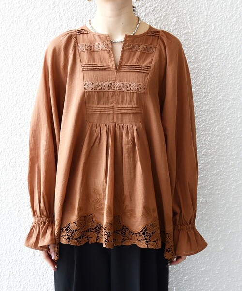 SHIPS any:〈手洗い可能〉コットン レース ヘム キーネック ギャザー