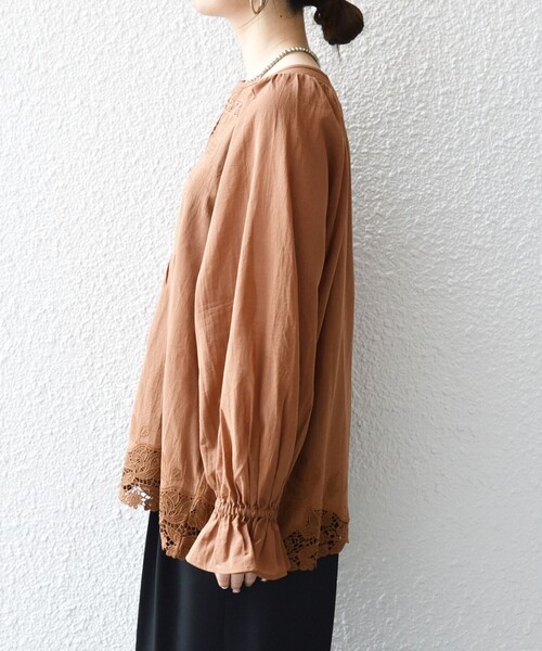 SHIPS any:〈手洗い可能〉コットン レース ヘム キーネック ギャザー