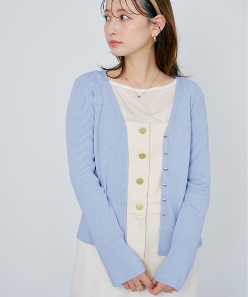 COHINA(コヒナ)の「シルキーコットンゴールドボタンニットカーディガン 【低身長・小柄女性】(カーディガン/ボレロ・レディース・ベージュ/ネイビー/ホワイト/その他/ブルー・ONE SIZE)」の6枚目の写真