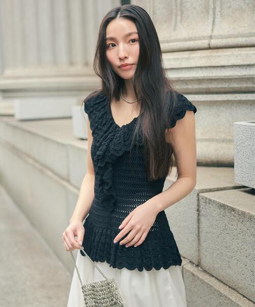N.(N. Natural Beauty Basic)(エヌエヌナチュラルビューティーベーシック)の「柄編みラッフルニット(ベスト・レディース・ブラック/オフホワイト/レッド・FREE)」の6枚目の写真