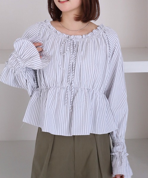 archives(アルシーヴ)の「2Wayオフショルブラウス(シャツ/ブラウス・レディース・オフホワイト/ブルー/ベージュ・MEDIUM)」の14枚目の写真