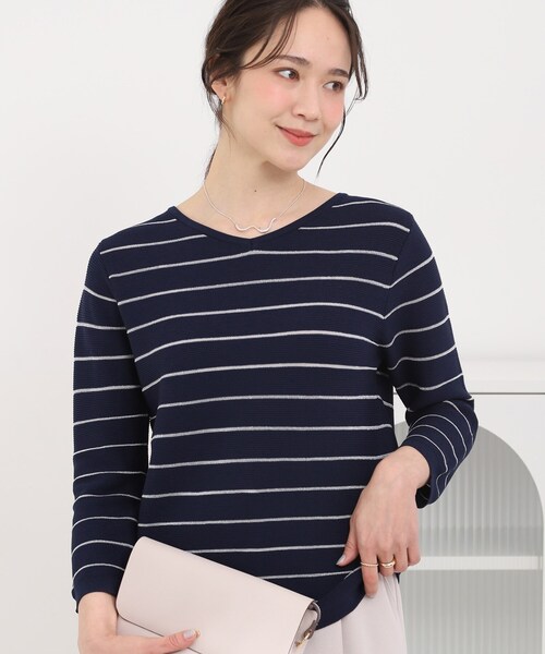 SHOO・LA・RUE（シューラルー）の「【洗濯機可/S-LL】デコルテがきれいに見えるVネックラメボーダーニット（ニット/セーター・レディース・ホワイト系5/ネイビー系2/ベージュ系2/パープル系1・01/02/03/04）」の3枚目の写真