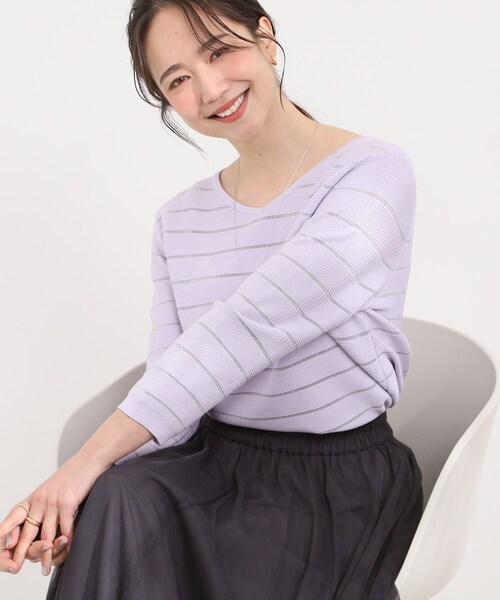 SHOO・LA・RUE（シューラルー）の「【洗濯機可/S-LL】デコルテがきれいに見えるVネックラメボーダーニット（ニット/セーター・レディース・ホワイト系5/ネイビー系2/ベージュ系2/パープル系1・01/02/03/04）」の4枚目の写真