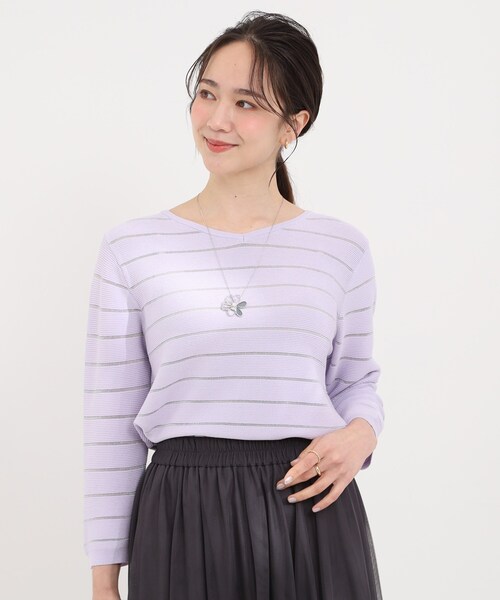 SHOO・LA・RUE（シューラルー）の「【洗濯機可/S-LL】デコルテがきれいに見えるVネックラメボーダーニット（ニット/セーター・レディース・ホワイト系5/ネイビー系2/ベージュ系2/パープル系1・01/02/03/04）」の13枚目の写真