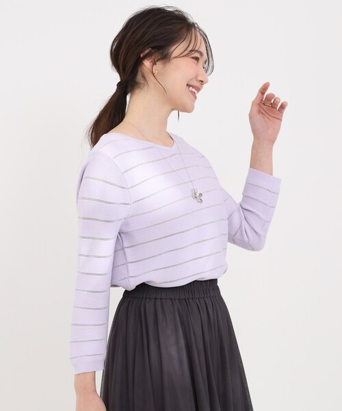 SHOO・LA・RUE（シューラルー）の「【洗濯機可/S-LL】デコルテがきれいに見えるVネックラメボーダーニット（ニット/セーター・レディース・ホワイト系5/ネイビー系2/ベージュ系2/パープル系1・01/02/03/04）」の14枚目の写真