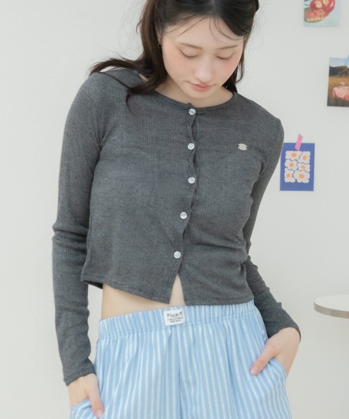 HEILIS(ヘイリス)の「プレート付きリブシアーカーディガン / シアーカーディガン リブカーディガン ショートカーディガン シアートップス 長袖カーディガン 羽織り 冷房対策 UV対策 プレート付き ワンポイント コンパクトトップス クロップド丈 レイヤード 韓国ファッション カジュアル フェミニン 春夏トップス 夏羽織り(カーディガン/ボレロ・レディース・レッド/グレー/ネイビー/ピンク・FREE)」の2枚目の写真