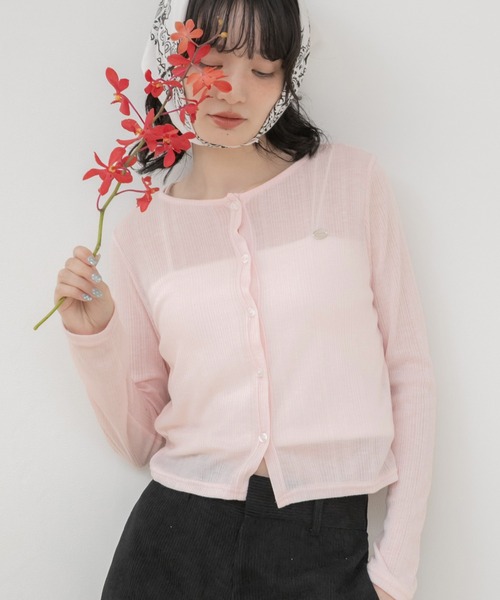 HEILIS(ヘイリス)の「プレート付きリブシアーカーディガン / シアーカーディガン リブカーディガン ショートカーディガン シアートップス 長袖カーディガン 羽織り 冷房対策 UV対策 プレート付き ワンポイント コンパクトトップス クロップド丈 レイヤード 韓国ファッション カジュアル フェミニン 春夏トップス 夏羽織り(カーディガン/ボレロ・レディース・レッド/グレー/ネイビー/ピンク・FREE)」の3枚目の写真