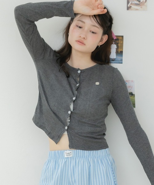 HEILIS(ヘイリス)の「プレート付きリブシアーカーディガン / シアーカーディガン リブカーディガン ショートカーディガン シアートップス 長袖カーディガン 羽織り 冷房対策 UV対策 プレート付き ワンポイント コンパクトトップス クロップド丈 レイヤード 韓国ファッション カジュアル フェミニン 春夏トップス 夏羽織り(カーディガン/ボレロ・レディース・レッド/グレー/ネイビー/ピンク・FREE)」の17枚目の写真