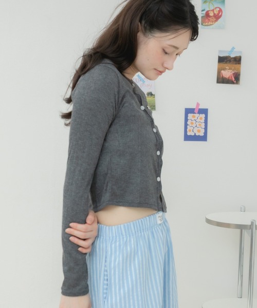 HEILIS(ヘイリス)の「プレート付きリブシアーカーディガン / シアーカーディガン リブカーディガン ショートカーディガン シアートップス 長袖カーディガン 羽織り 冷房対策 UV対策 プレート付き ワンポイント コンパクトトップス クロップド丈 レイヤード 韓国ファッション カジュアル フェミニン 春夏トップス 夏羽織り(カーディガン/ボレロ・レディース・レッド/グレー/ネイビー/ピンク・FREE)」の18枚目の写真