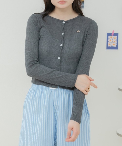 HEILIS(ヘイリス)の「プレート付きリブシアーカーディガン / シアーカーディガン リブカーディガン ショートカーディガン シアートップス 長袖カーディガン 羽織り 冷房対策 UV対策 プレート付き ワンポイント コンパクトトップス クロップド丈 レイヤード 韓国ファッション カジュアル フェミニン 春夏トップス 夏羽織り(カーディガン/ボレロ・レディース・レッド/グレー/ネイビー/ピンク・FREE)」の20枚目の写真