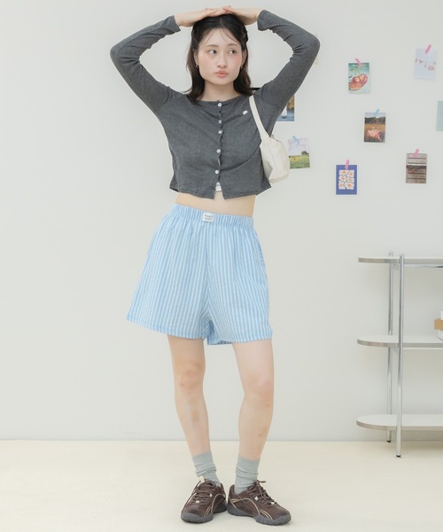 HEILIS(ヘイリス)の「プレート付きリブシアーカーディガン / シアーカーディガン リブカーディガン ショートカーディガン シアートップス 長袖カーディガン 羽織り 冷房対策 UV対策 プレート付き ワンポイント コンパクトトップス クロップド丈 レイヤード 韓国ファッション カジュアル フェミニン 春夏トップス 夏羽織り(カーディガン/ボレロ・レディース・レッド/グレー/ネイビー/ピンク・FREE)」の21枚目の写真