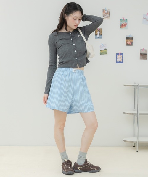 HEILIS(ヘイリス)の「プレート付きリブシアーカーディガン / シアーカーディガン リブカーディガン ショートカーディガン シアートップス 長袖カーディガン 羽織り 冷房対策 UV対策 プレート付き ワンポイント コンパクトトップス クロップド丈 レイヤード 韓国ファッション カジュアル フェミニン 春夏トップス 夏羽織り(カーディガン/ボレロ・レディース・レッド/グレー/ネイビー/ピンク・FREE)」の22枚目の写真