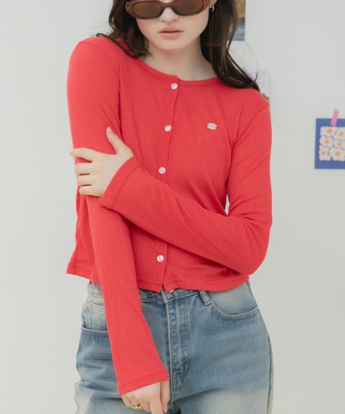 HEILIS(ヘイリス)の「プレート付きリブシアーカーディガン / シアーカーディガン リブカーディガン ショートカーディガン シアートップス 長袖カーディガン 羽織り 冷房対策 UV対策 プレート付き ワンポイント コンパクトトップス クロップド丈 レイヤード 韓国ファッション カジュアル フェミニン 春夏トップス 夏羽織り(カーディガン/ボレロ・レディース・レッド/グレー/ネイビー/ピンク・FREE)」の6枚目の写真