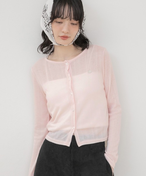 HEILIS(ヘイリス)の「プレート付きリブシアーカーディガン / シアーカーディガン リブカーディガン ショートカーディガン シアートップス 長袖カーディガン 羽織り 冷房対策 UV対策 プレート付き ワンポイント コンパクトトップス クロップド丈 レイヤード 韓国ファッション カジュアル フェミニン 春夏トップス 夏羽織り(カーディガン/ボレロ・レディース・レッド/グレー/ネイビー/ピンク・FREE)」の9枚目の写真