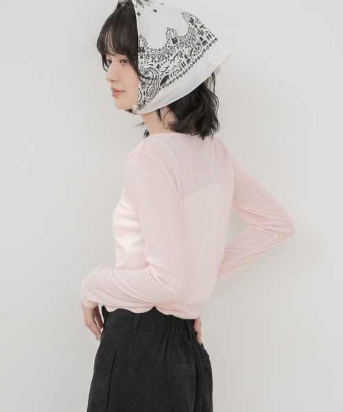 HEILIS(ヘイリス)の「プレート付きリブシアーカーディガン / シアーカーディガン リブカーディガン ショートカーディガン シアートップス 長袖カーディガン 羽織り 冷房対策 UV対策 プレート付き ワンポイント コンパクトトップス クロップド丈 レイヤード 韓国ファッション カジュアル フェミニン 春夏トップス 夏羽織り(カーディガン/ボレロ・レディース・レッド/グレー/ネイビー/ピンク・FREE)」の11枚目の写真