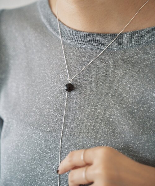 SHENERY（シーナリー）の「シルバーラリエットネックレス（ネックレス・レディース・ブラック・FREE）」の3枚目の写真