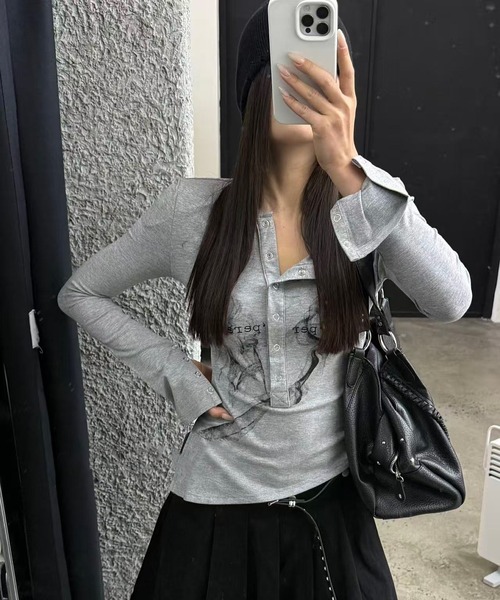 MEMECLE(メメクル)の「【 MEMECLE / メメクル 】Y2Kプリントデザインカットソー(Tシャツ/カットソー・レディース・グレー/ホワイト・FREE)」の1枚目の写真