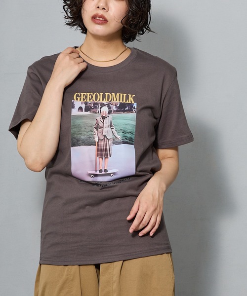 aremoi(アレモイ)の「スケートボードフォトプリント 半袖Tシャツ(Tシャツ/カットソー・レディース・グレー/ネイビー/ホワイト・SMALL/MEDIUM/LARGE)」の2枚目の写真