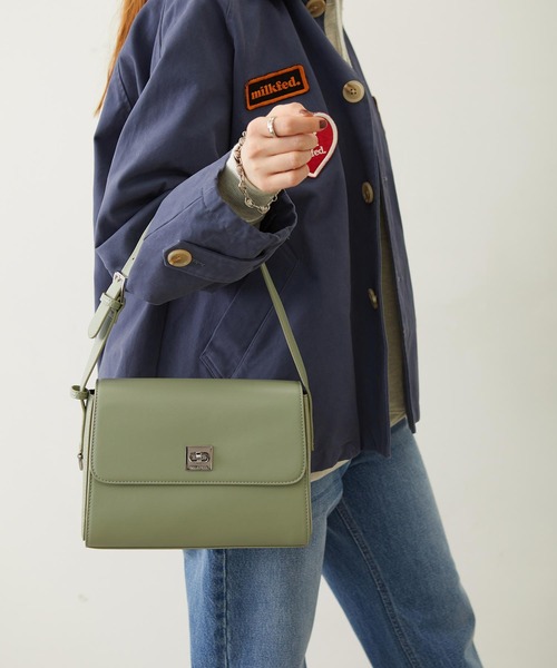 MILKFED.(ミルクフェド)の「TRAPEZOID SHOULDER BAG(ショルダーバッグ・レディース・ブラウン/ライトグリーン/ブラック・ONE SIZE)」の4枚目の写真