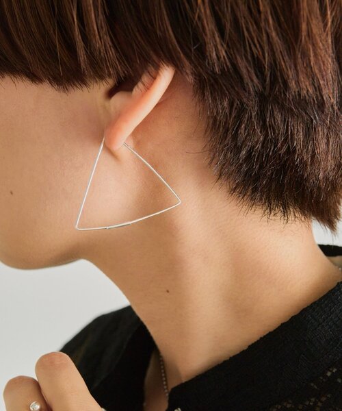 ear PAPILLONNER(イアパピヨネ)の「《スターリングシルバー使用》三角BIGフープピアス(ピアス(両耳用)・レディース・シルバー系その他4・FREE)」の1枚目の写真