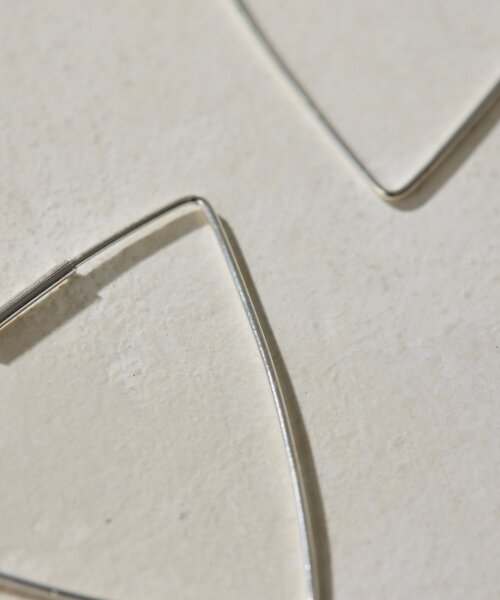 ear PAPILLONNER(イアパピヨネ)の「《スターリングシルバー使用》三角BIGフープピアス(ピアス(両耳用)・レディース・シルバー系その他4・FREE)」の3枚目の写真