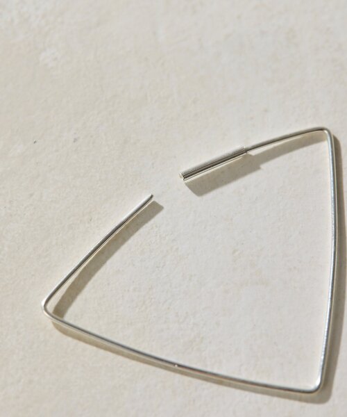 ear PAPILLONNER(イアパピヨネ)の「《スターリングシルバー使用》三角BIGフープピアス(ピアス(両耳用)・レディース・シルバー系その他4・FREE)」の4枚目の写真